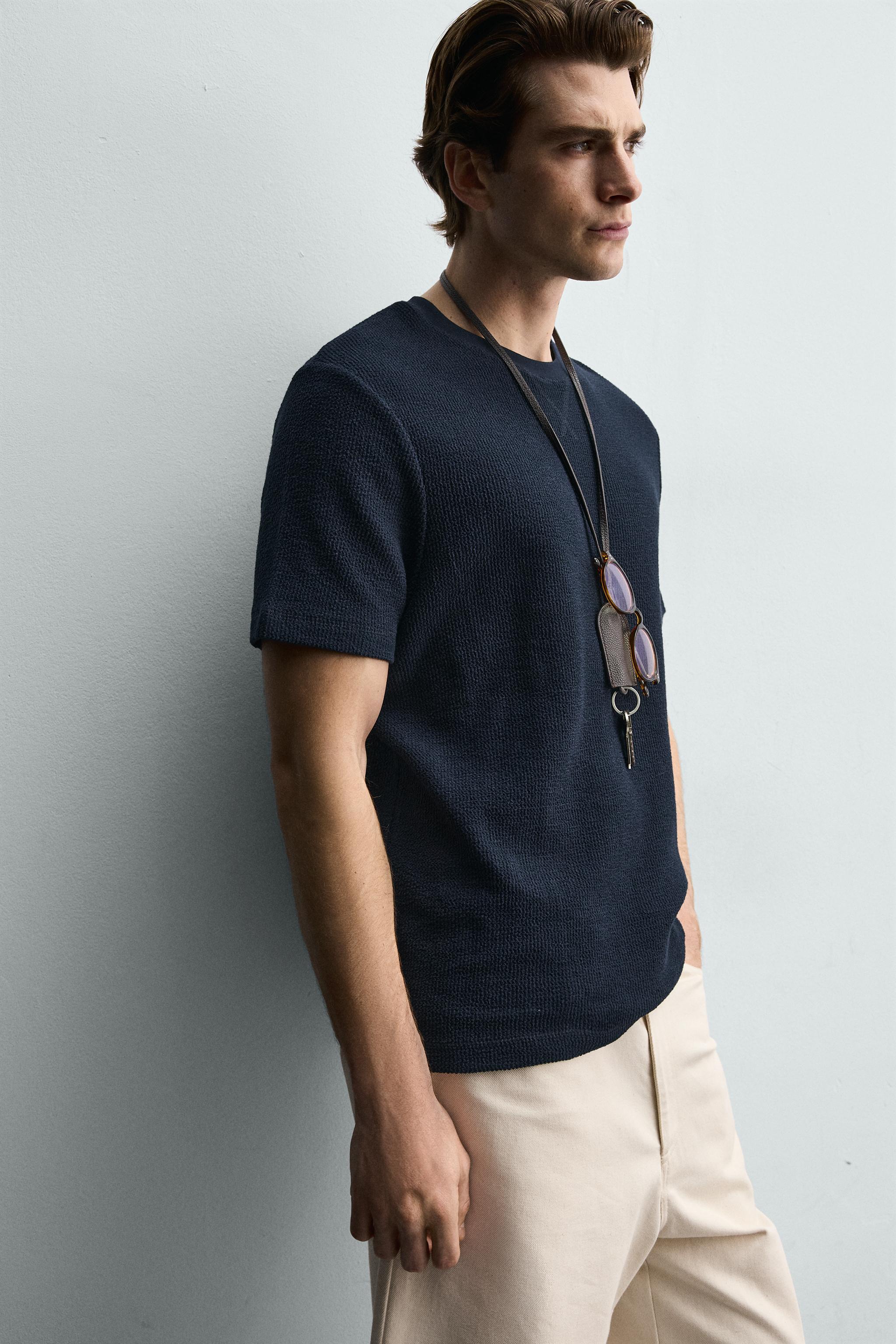 REGULAR FIT TEXTURED T-SHIRT